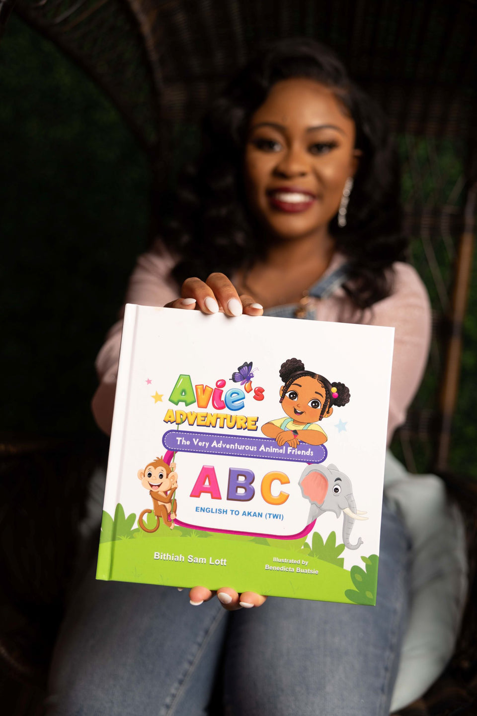 Avie's Adventure: The Very Adventurous Animal Friends ABC from English to Akan (Twi)
